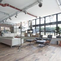 grand salon avec parquet en bois